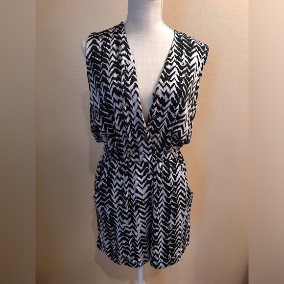 Chevron black & white elastic waist romper gold buttons sleeveless stretchy - Picture 3 of 7